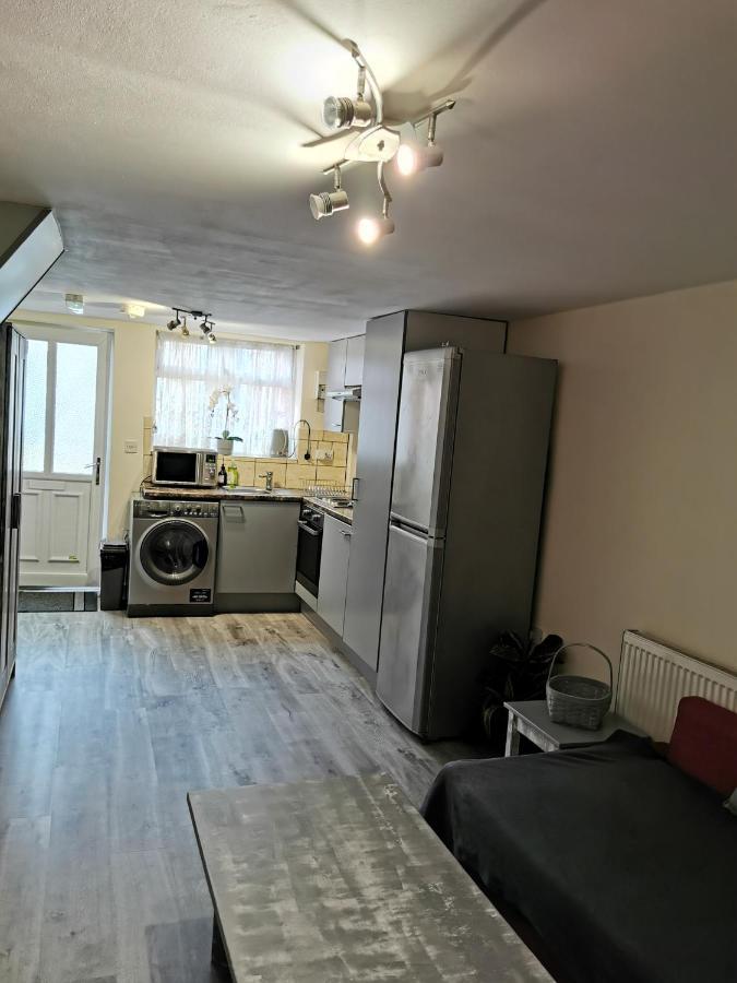 Palaz 1 - 2 Bedroom Garden Flat Edmonton Exterior foto